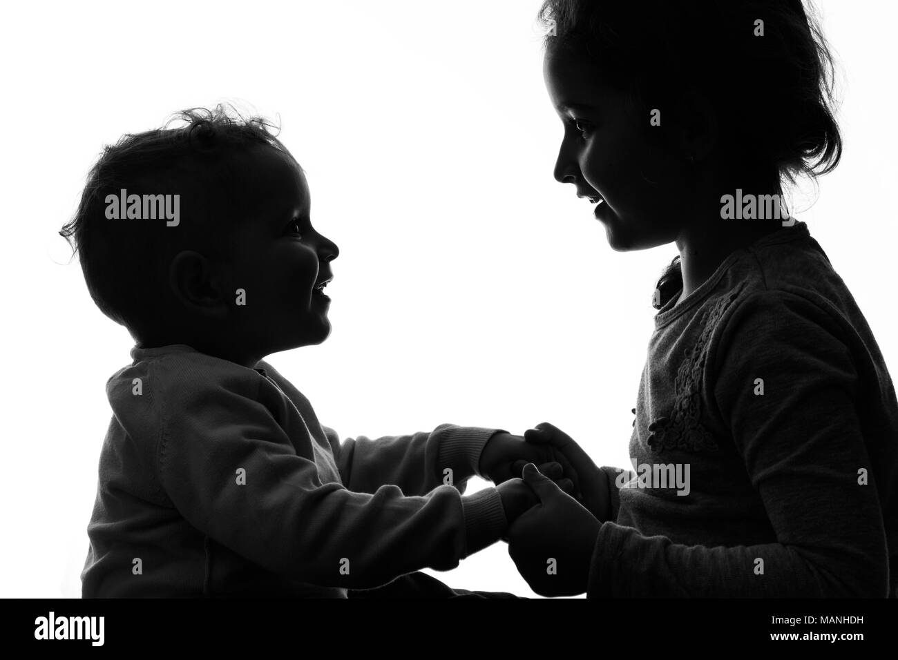 Famille heureuse. Frère et soeur de silhouettes. Banque D'Images