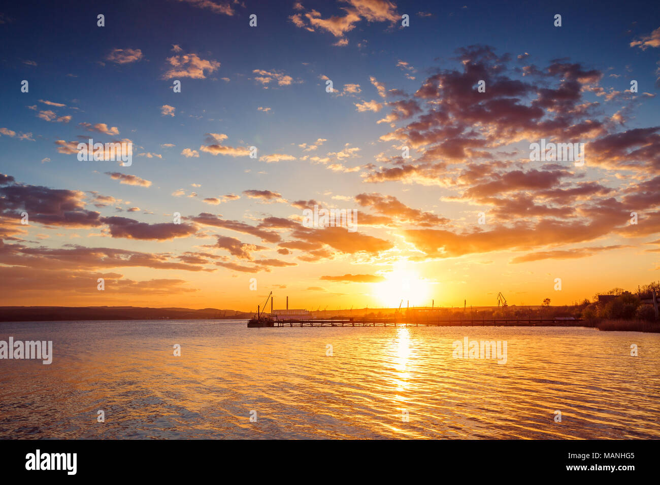 Beaux nuages sur le lac, coucher de soleil shot Banque D'Images