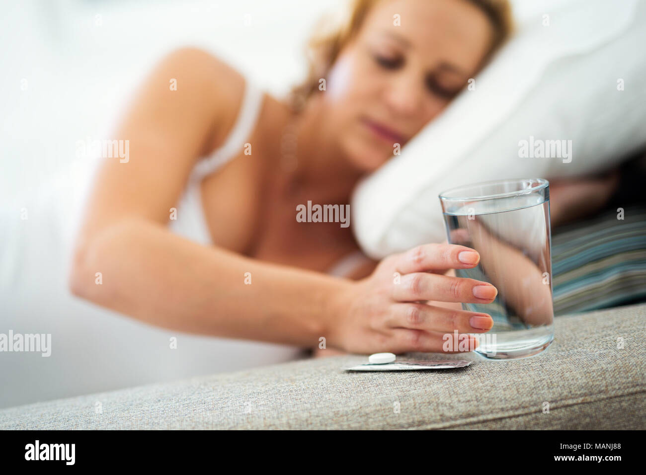 Photo de femme enceinte prise de médicaments comprimés Banque D'Images