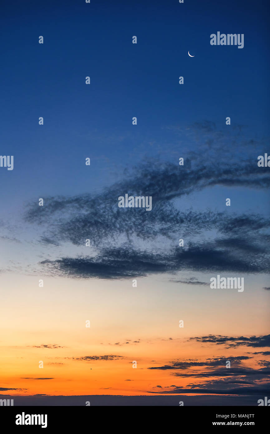 Belle Romantique Coucher De Soleil Lune Et Etoiles Brillantes Dans Le Ciel Colore Photo Stock Alamy