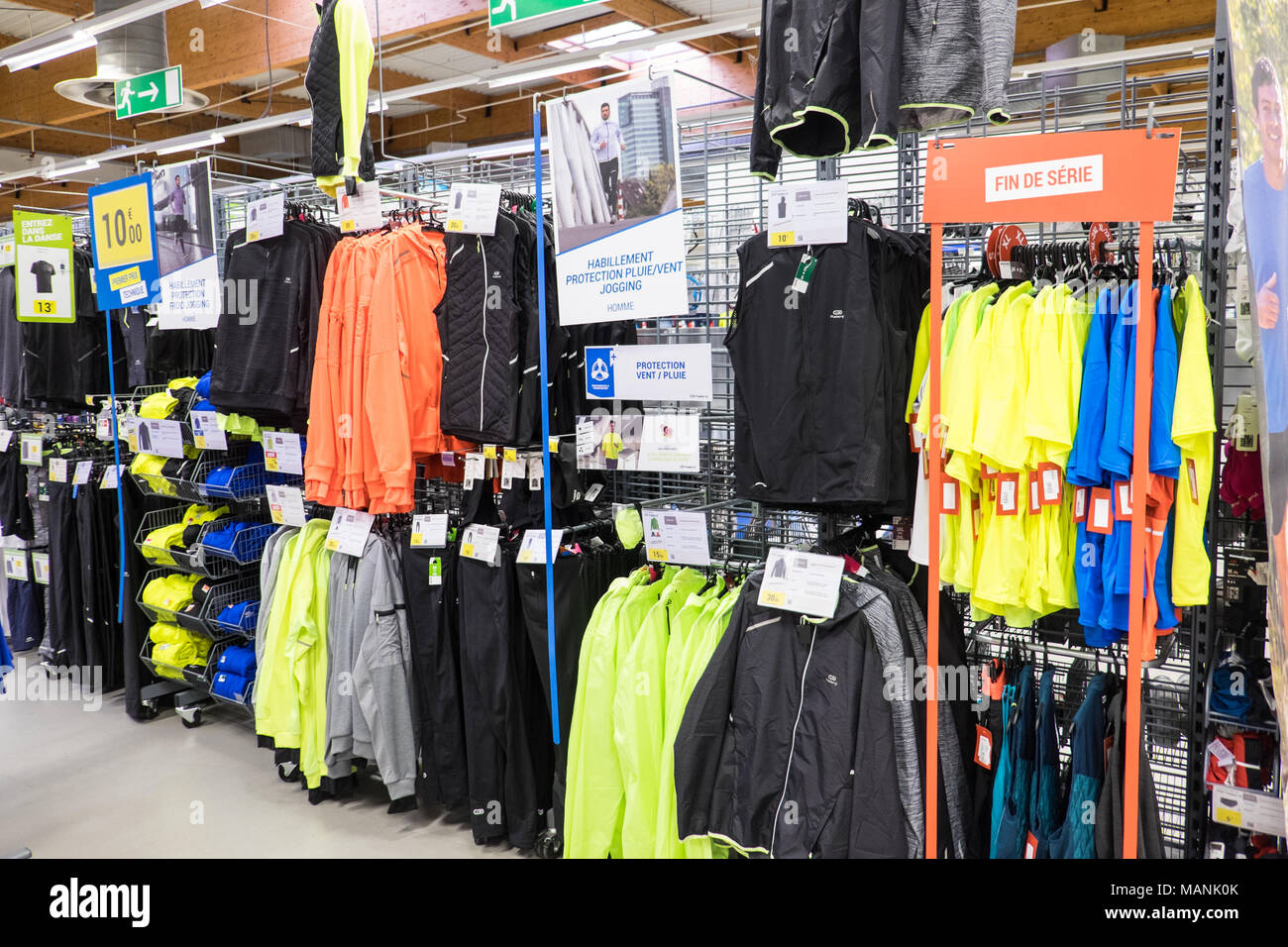 Grands,grand,méga,supermarché,vêtements,randonnées,en plein air,Decathlon ,sport,sports,store,magasin,Carcassonne,Aude,Sud,de,France,French,Europe,Europe  Photo Stock - Alamy