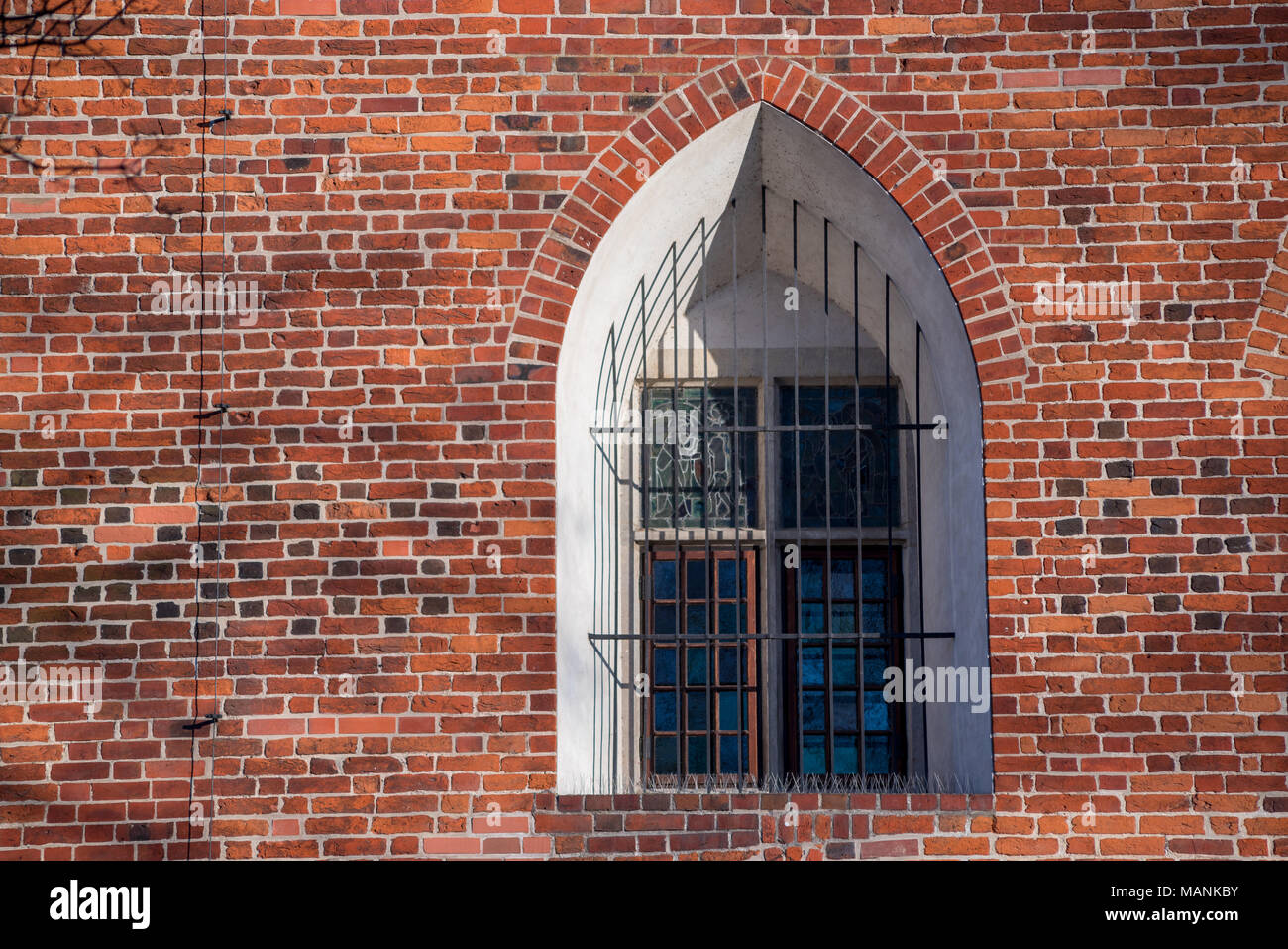 Fenêtre médiévale dans un mur de briques. Malbork, Pologne Banque D'Images