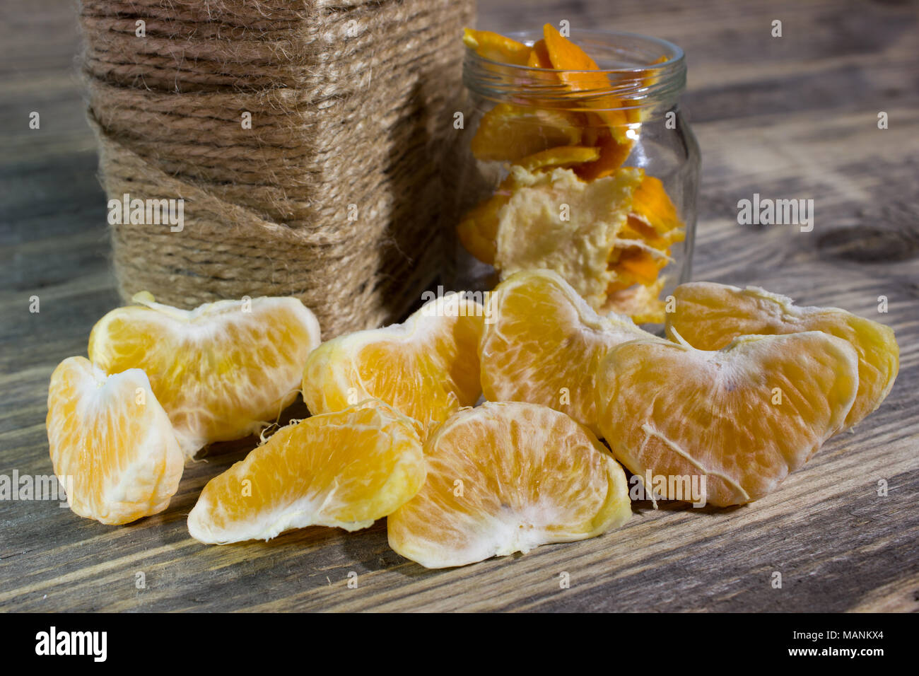 Tranches de mandarine sur fond de bois Banque D'Images