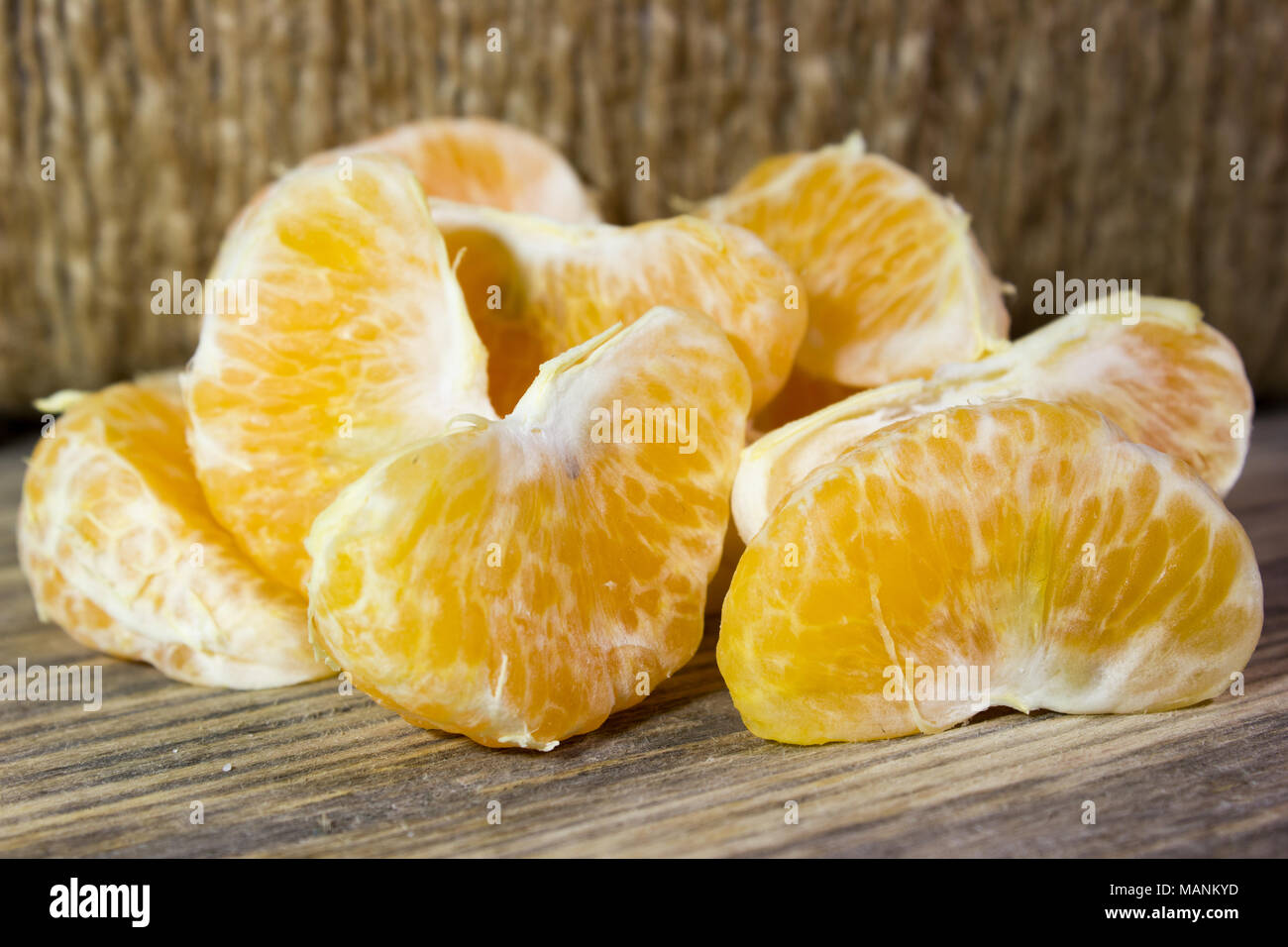 Tranches de mandarine sur fond de bois Banque D'Images