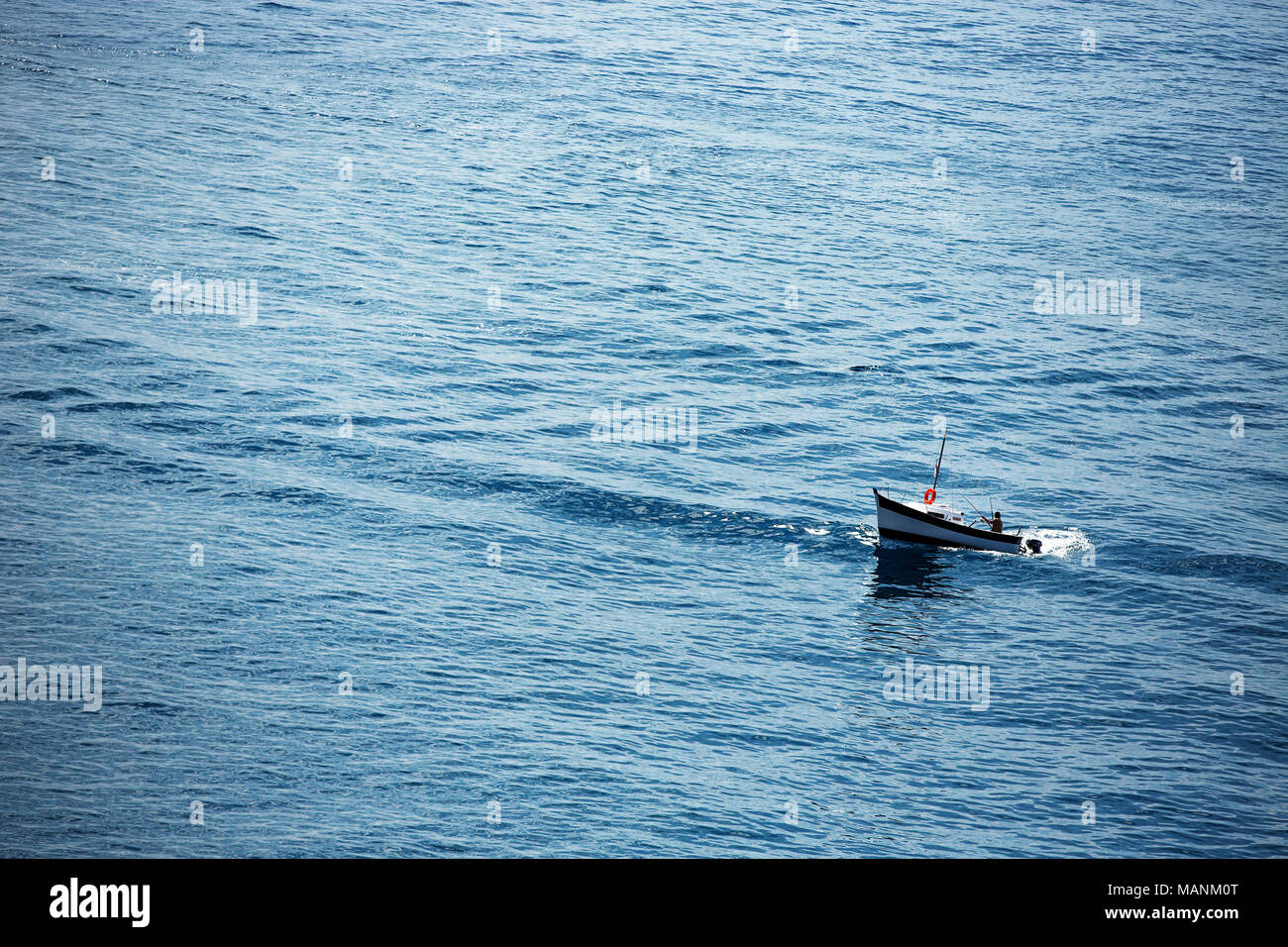 Bateau de pêche de partir à l'océan au petit matin près de Monaco Banque D'Images