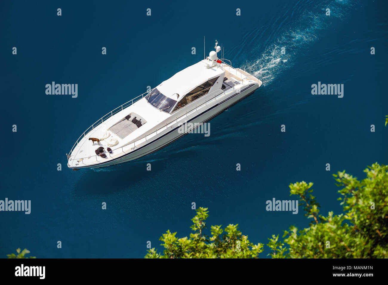 Yacht de voile en mer Méditerranée près de Côte d'Azur et Monaco Banque D'Images