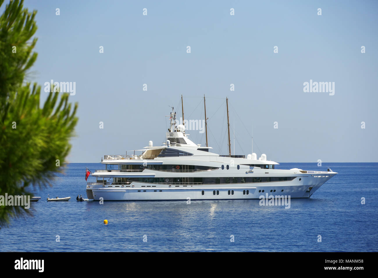 Bateau yacht de voile en mer Méditerranée près de Côte d'Azur, Monaco Banque D'Images