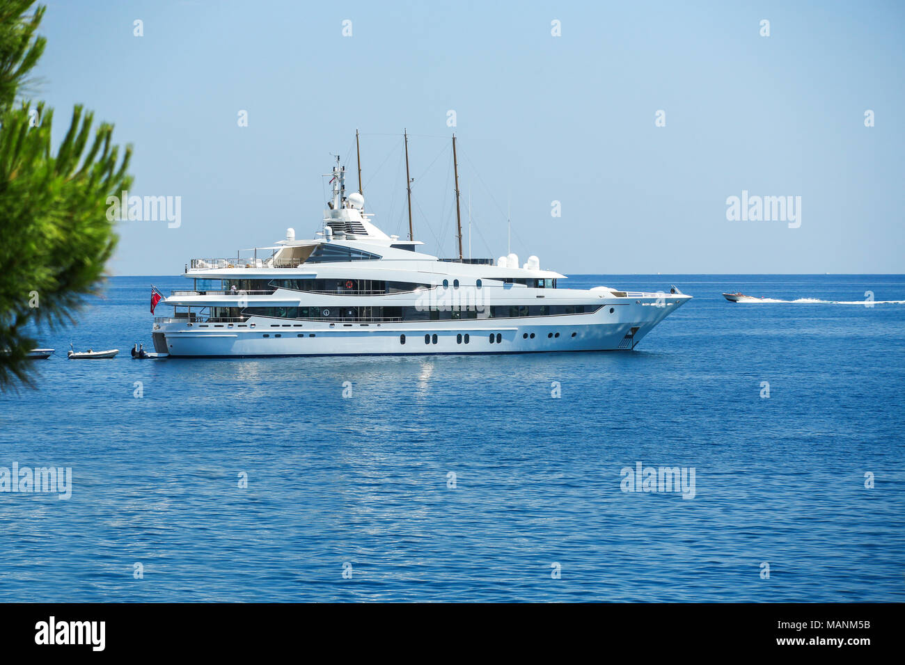 Bateau yacht de voile en mer Méditerranée près de Côte d'Azur, Monaco Banque D'Images