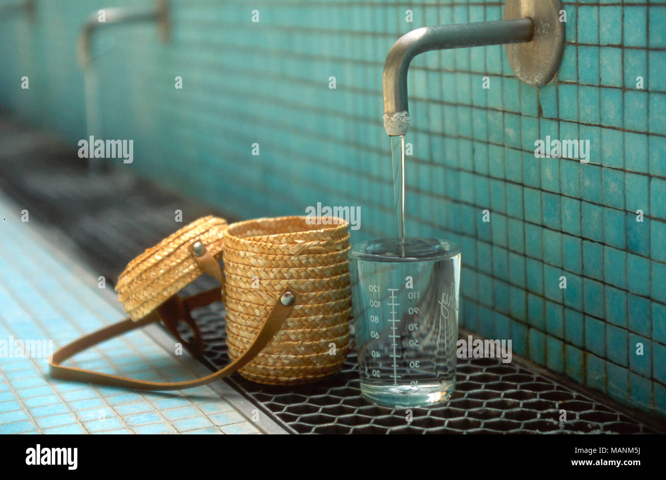 Verre avec de l'eau curative, spa de Vichy, Auvergne, France, Europe Banque D'Images