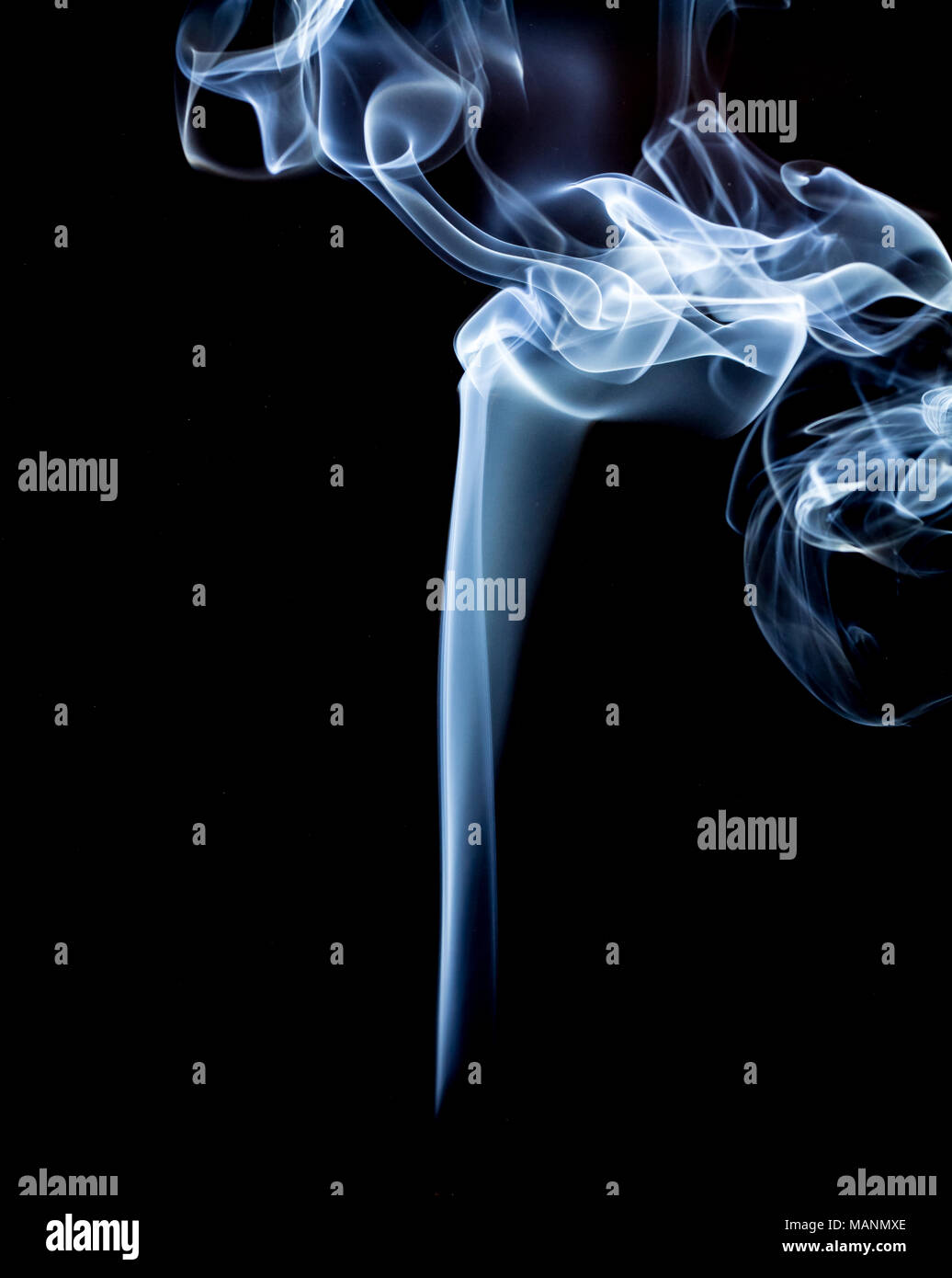 Flamme fumée fond noir, Banque D'Images