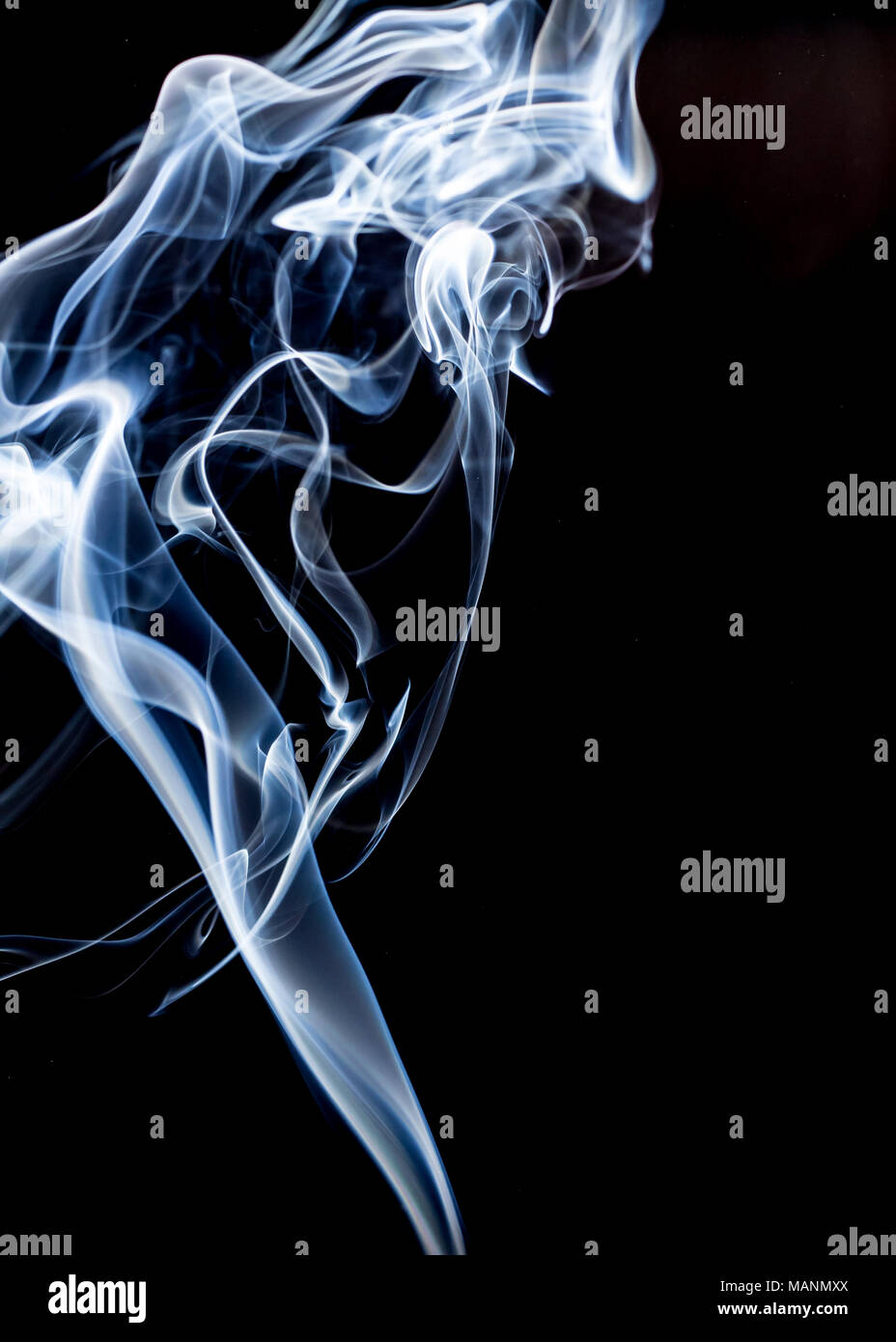 Flamme fumée fond noir, Banque D'Images