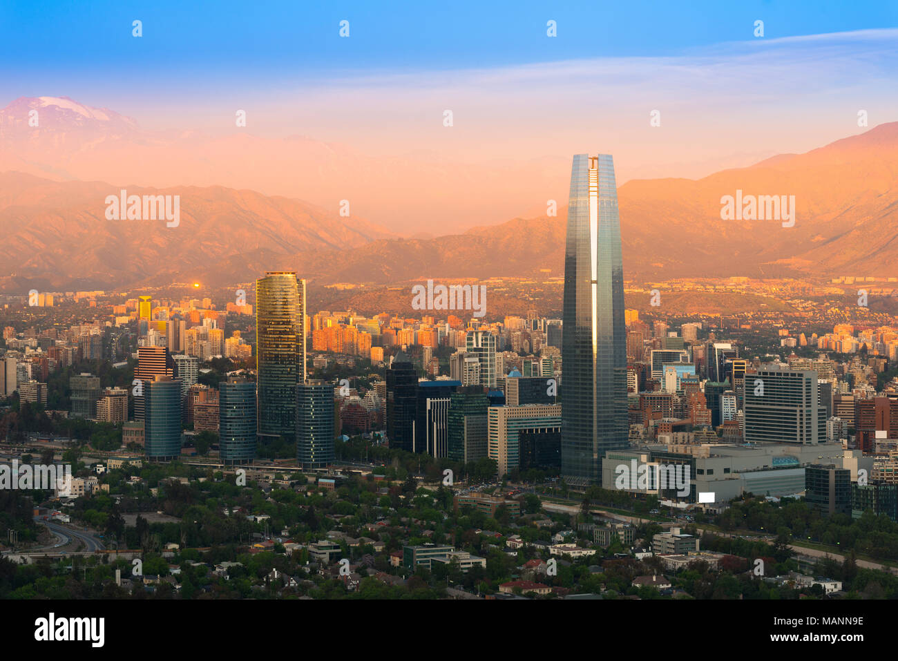 Vue panoramique de Santiago de Chili au coucher du soleil Banque D'Images