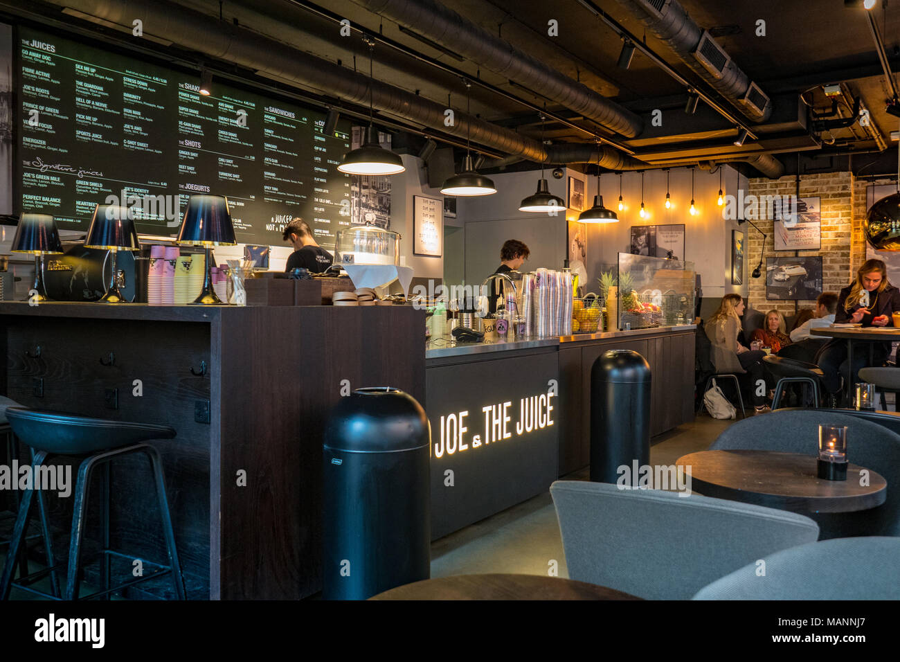 Joe et le jus Café Restaurant dans la ville de Londres, le quartier financier de Londres. Joe et le jus est une chaîne créée au Danemark. Banque D'Images