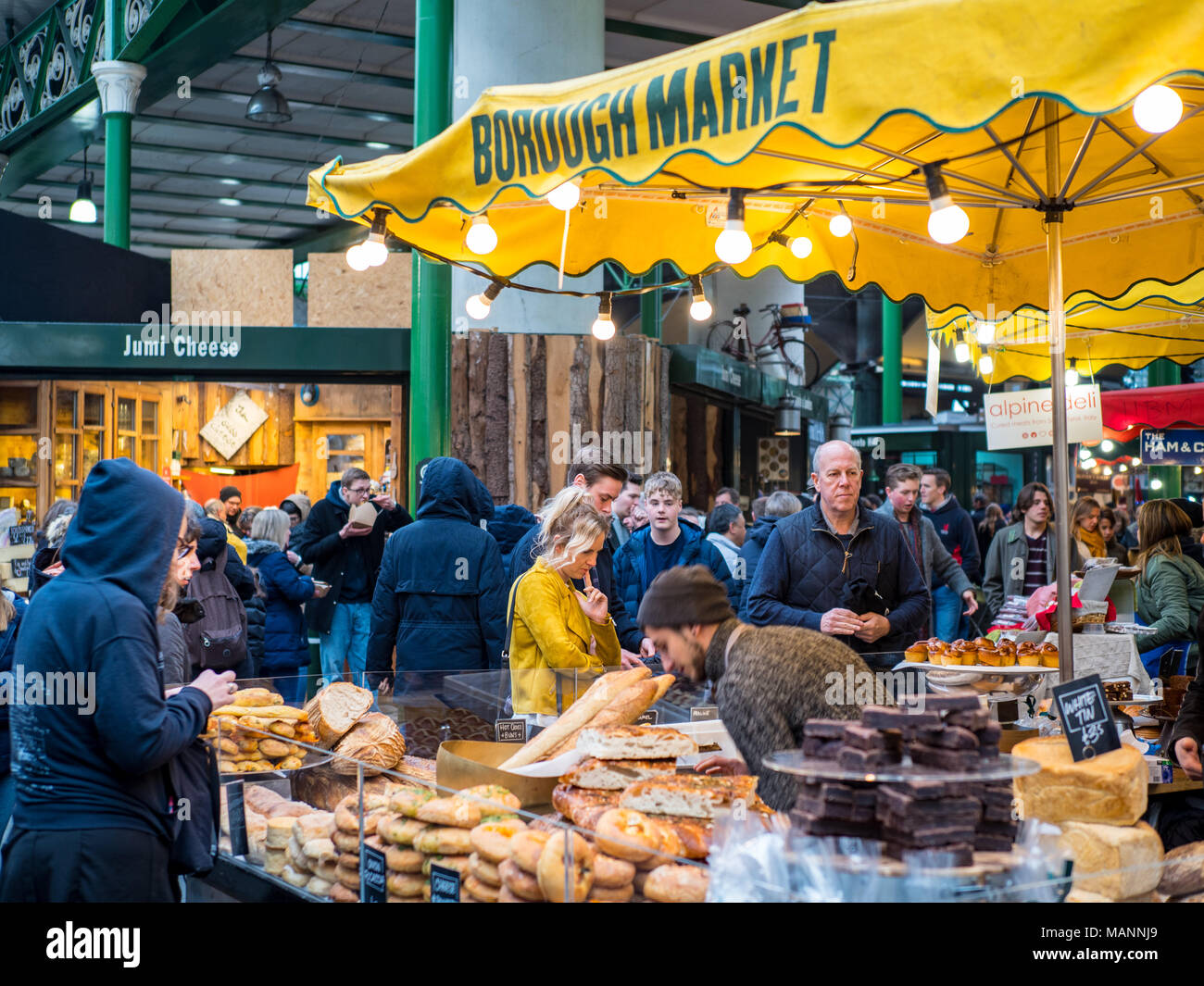 Borough Market aliments spécialisés vente dans le centre de Londres, l'un des quartiers les plus grands marchés d'alimentation, située à l'extrémité sud du pont de Londres. Banque D'Images