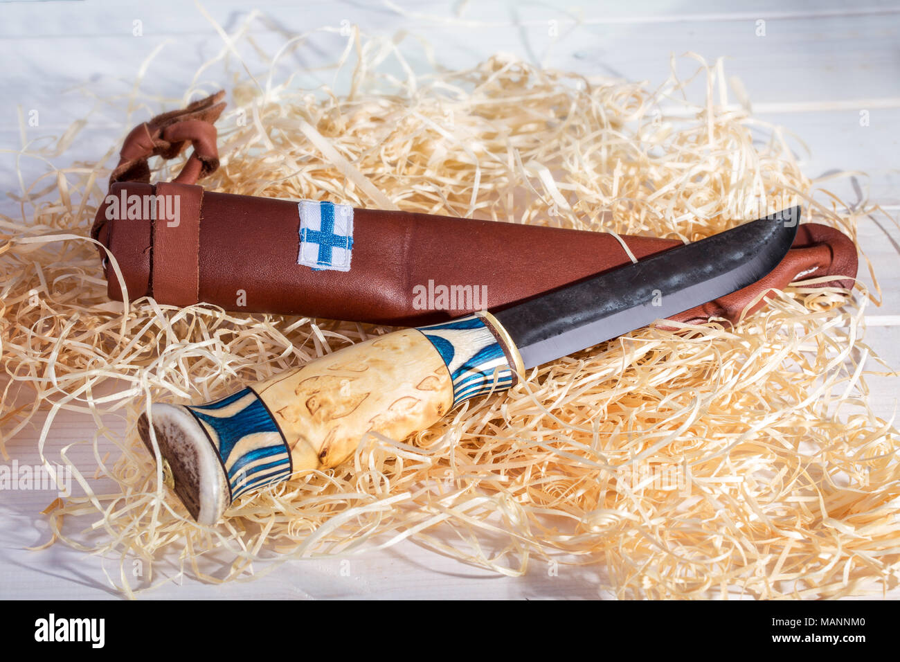 Ceinture traditionnel finlandais Puukko (couteau) avec pointe courbée et fourreau en cuir fait main à partir de bois, de corne de renne et de l'acier, la Finlande 100 YE Banque D'Images
