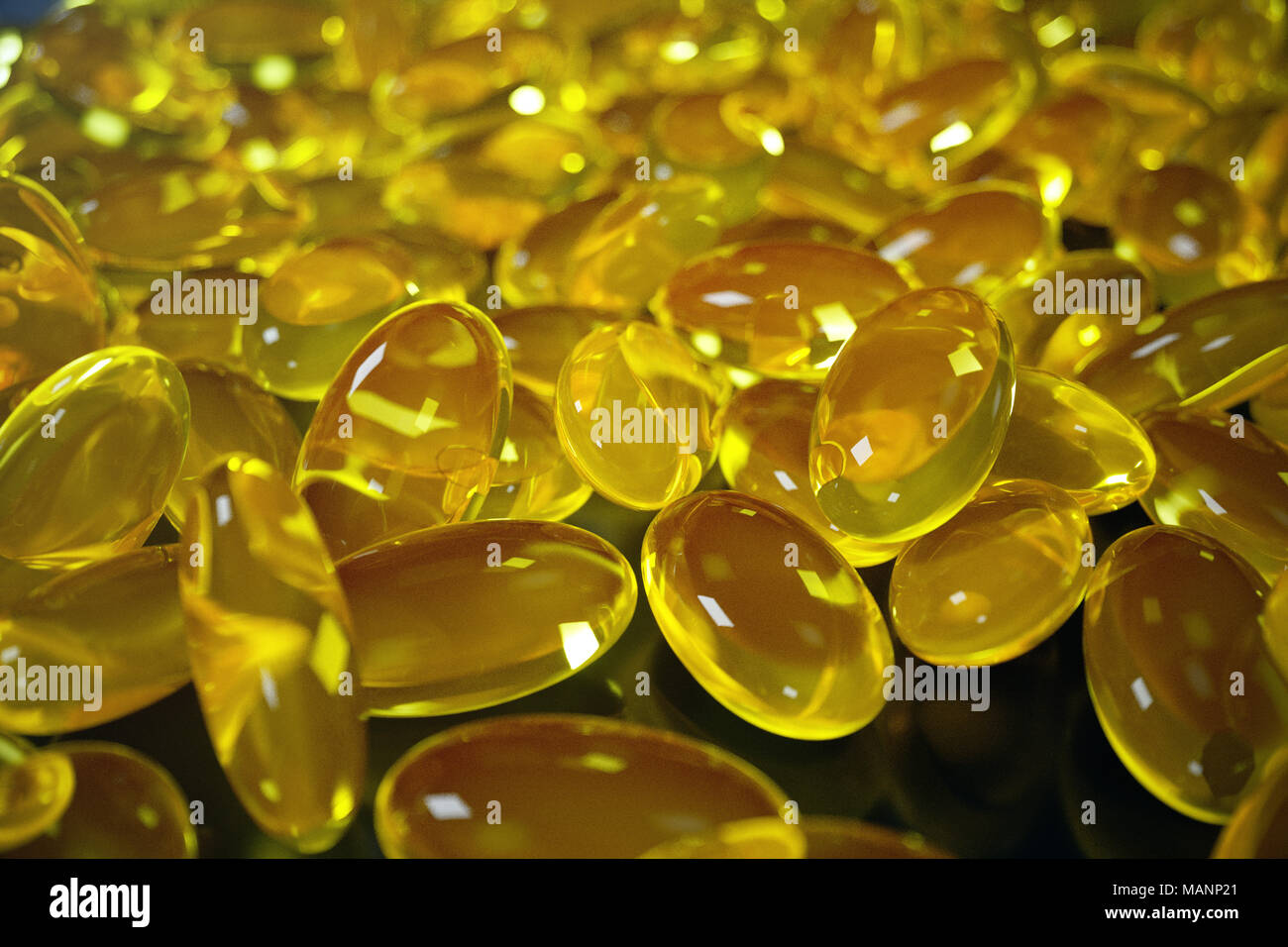 Le Rendu 3D de l'huile de poisson. Oméga 3, oméga 6, oméga 9, vitamine D. Pile d'Omega 3 capsules sur fond noir, le foie de morue Banque D'Images