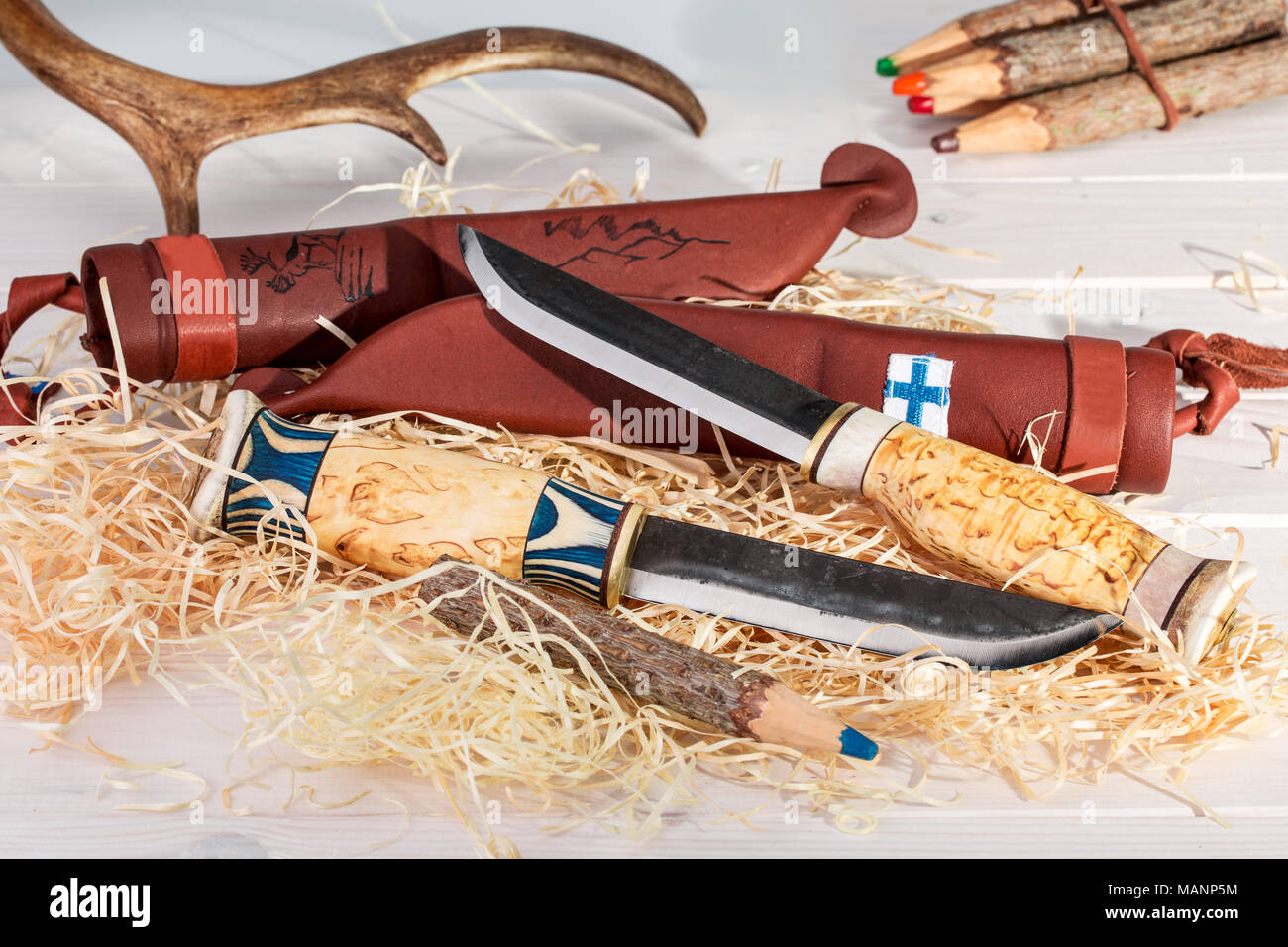 Ceinture traditionnel finlandais Puukko (couteaux) avec pointe courbée et fourreau en cuir fait main à partir de bois, de corne de renne et de l'acier, la Finlande Y 100 Banque D'Images