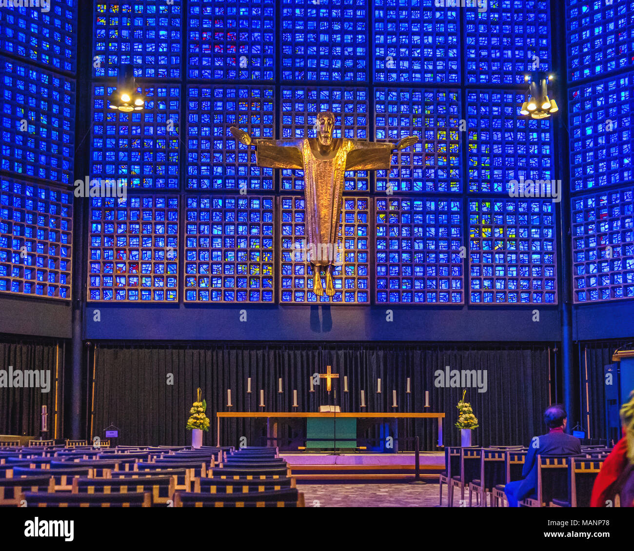 Berlin. Nouvelles de l'Église. Nouvelle église octogonale de l'architecte Egon Eiermann construit 1959-1961 dispose d'un cadre en acier et béton de miel Banque D'Images