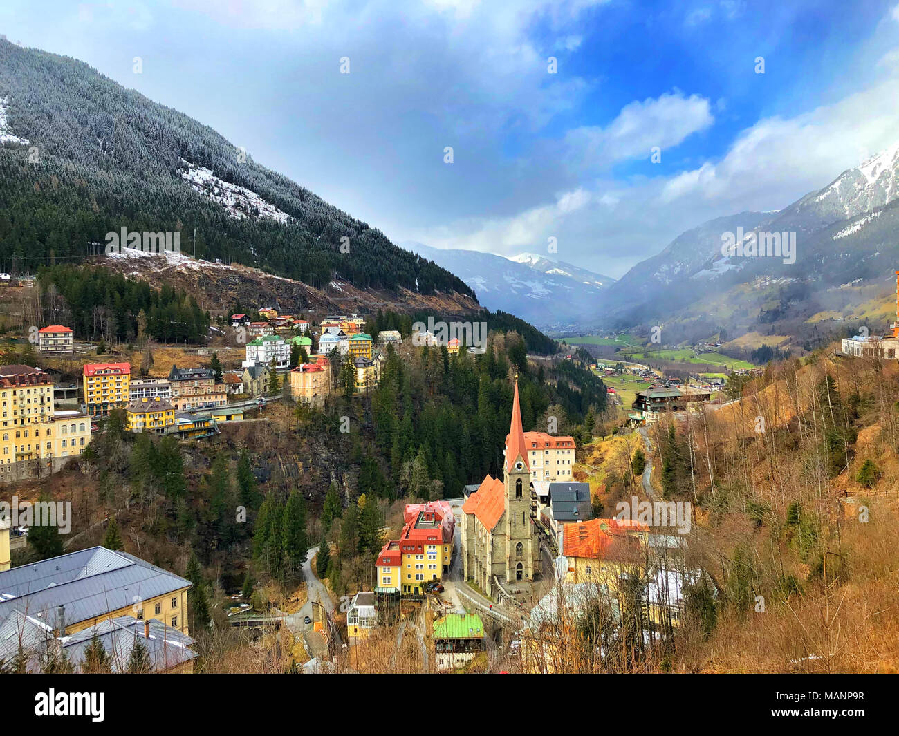 Bad Gastein au printemps. C'est une ville autrichienne de ski et spa dans le Haut Tauern montagnes au sud de Salzbourg. Banque D'Images