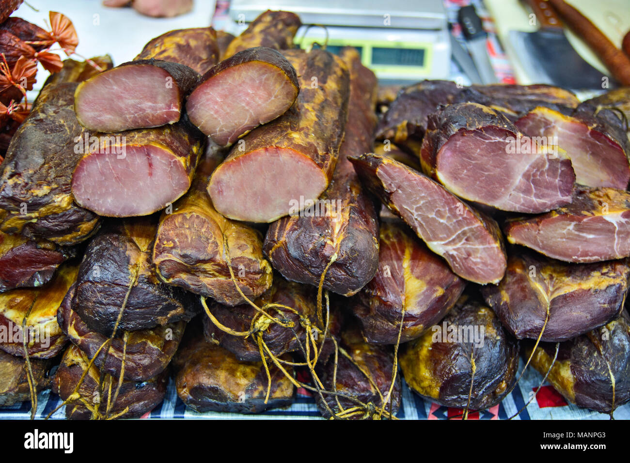 Plusieurs produits de viande séchée exposées à la vue et la dégustation avant la vente. Banque D'Images Plusieurs produits de viande séchée exposées à la vue et la dégustation avant la vente. Banque D'Images