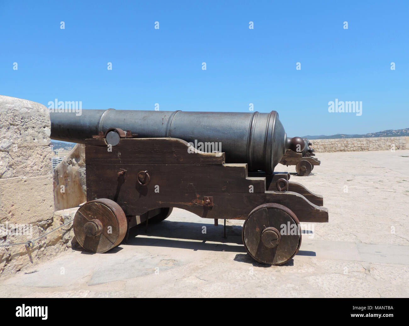 Vieux canons à la fortification de la ville d'Ibiza. Dalt Vila avec des canons de fer. Banque D'Images