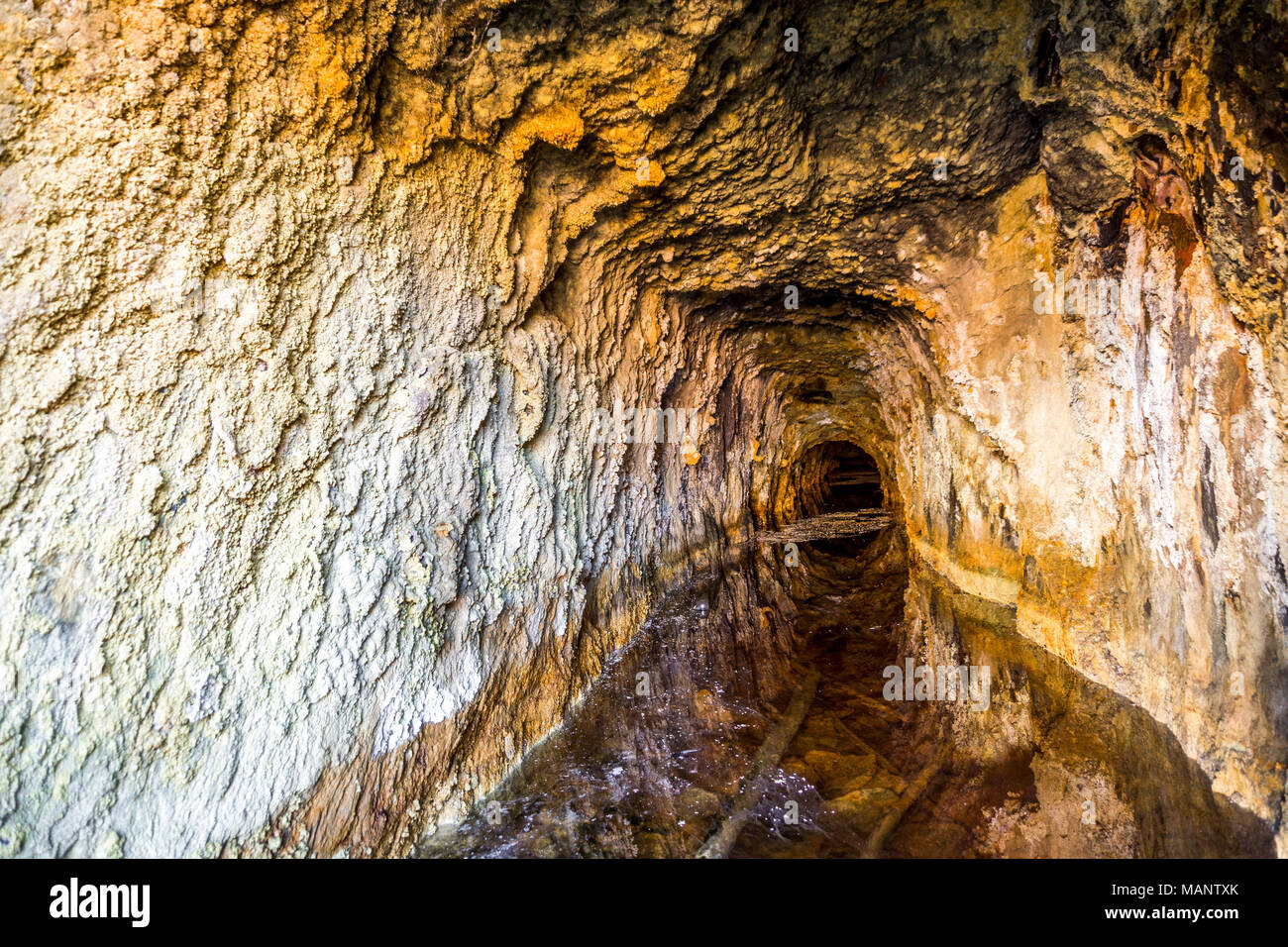 Tunnel minier remplie d'eau dans Pena del Hierro, Nerva, Andalousie, Espagne Banque D'Images