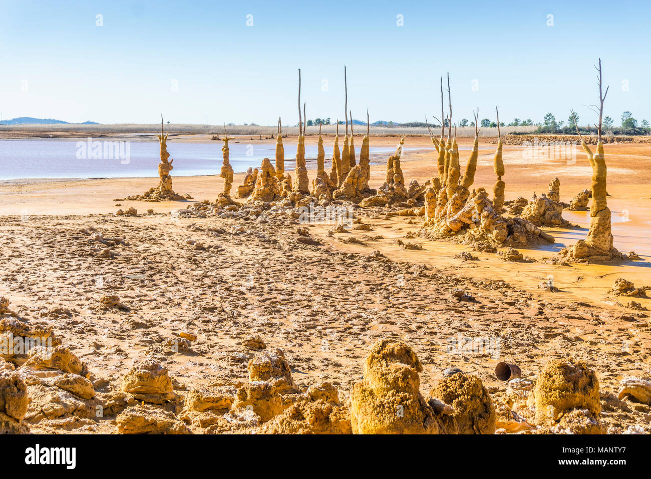 Chapeau de réservoir avec stalagmites orange sur la rive, Huelva, Andalousie, Espagne Banque D'Images