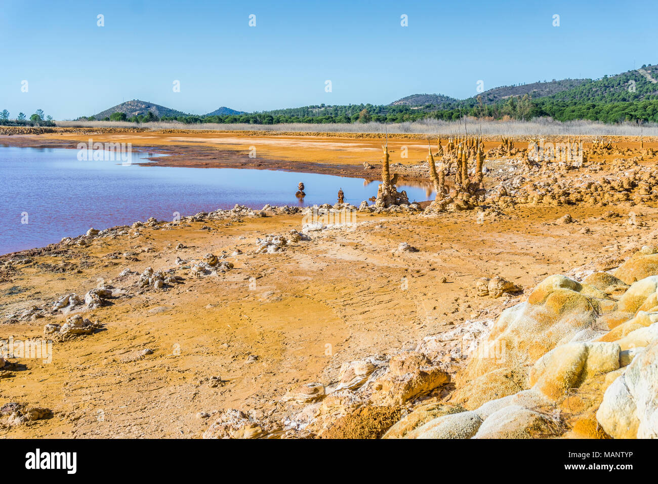 Chapeau de réservoir avec stalagmites orange sur la rive, Huelva, Andalousie, Espagne Banque D'Images