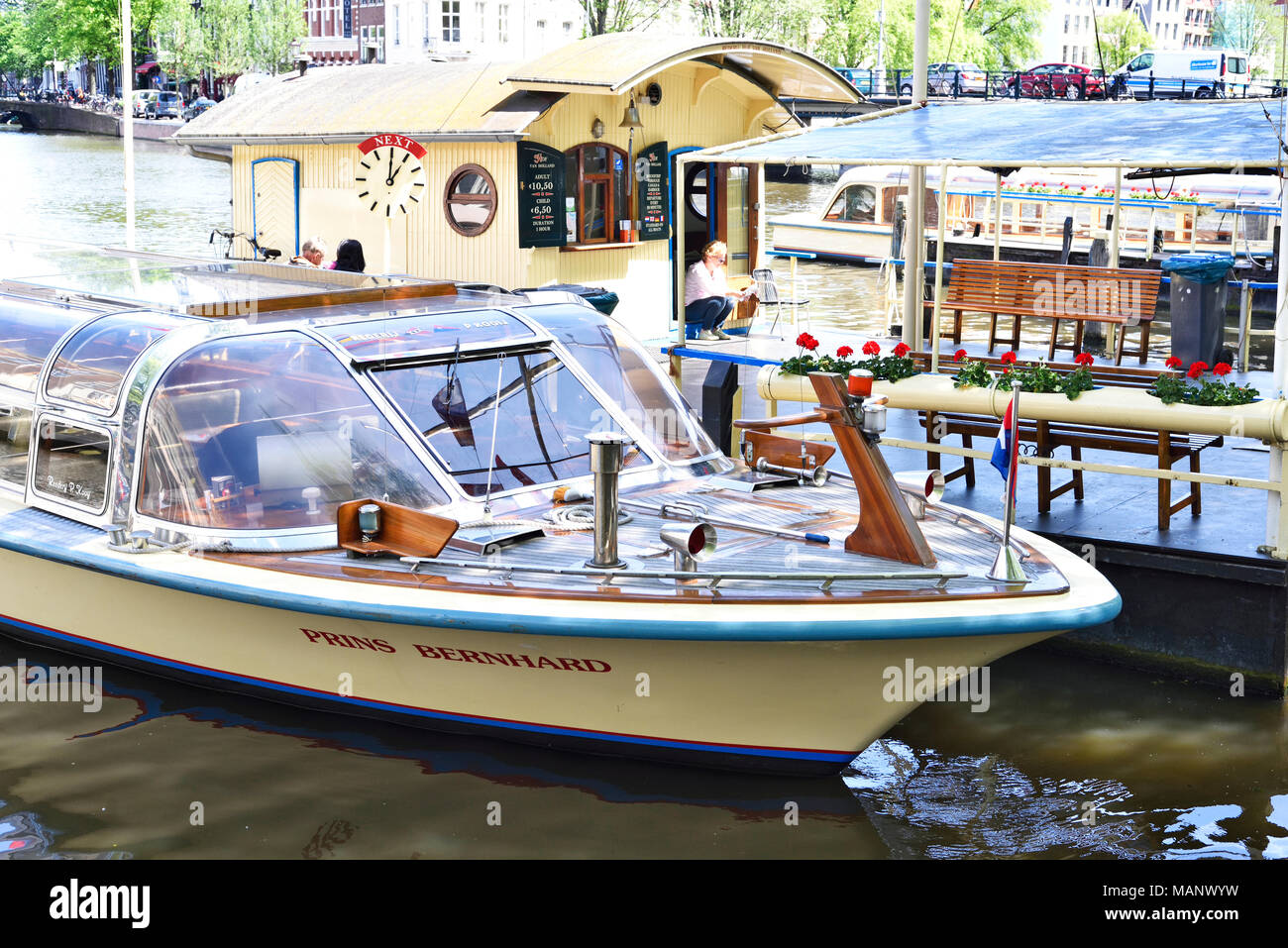 Visites tourboat ou de navires de passagers à Amsterdam, de la rivière Amstel. Scène d'été avec tour en bateau. Banque D'Images