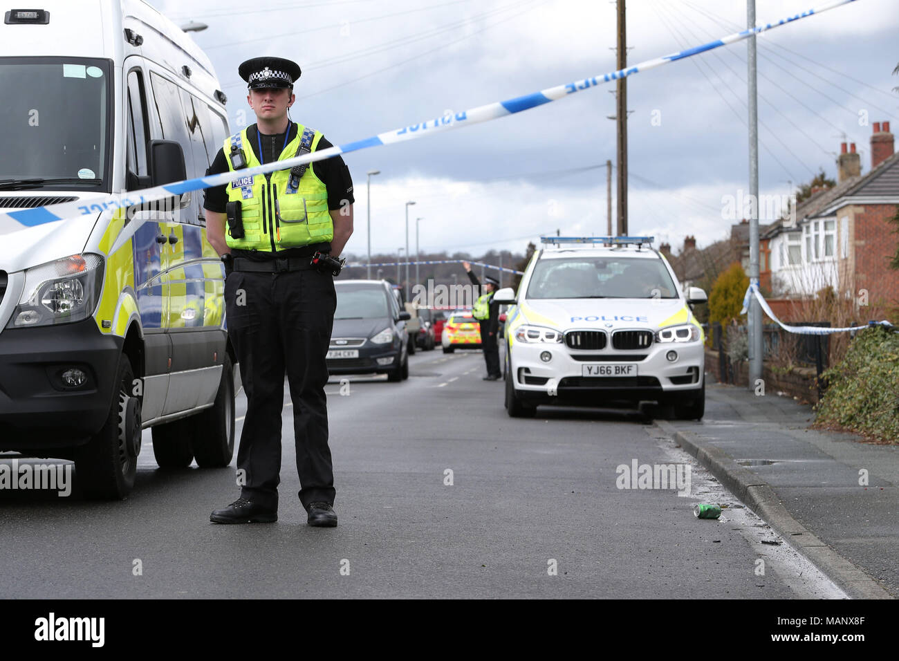 L'activité de la police à l'extérieur une adresse dans Savile Town, Dewsbury, West Yorkshire, l'une des deux adresses qui ont été perquisitionnés par des officiers de police de lutte contre le terrorisme au nord-est. Deux hommes ont été arrêtés, soupçonnés de planifier des actes de terreur. Banque D'Images