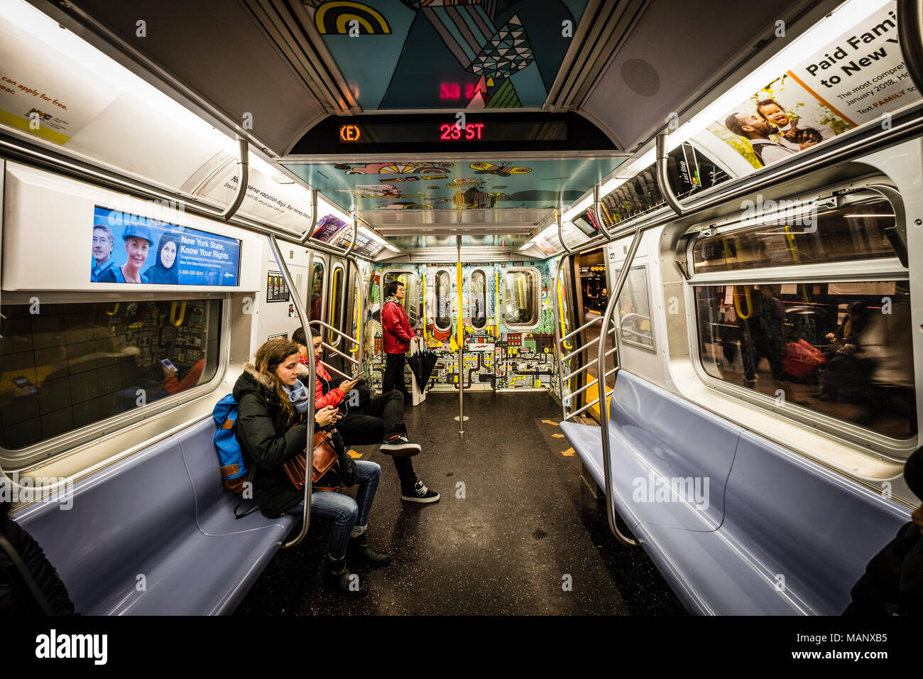 Les banlieusards de wagon de métro au système de métro de New York Banque D'Images