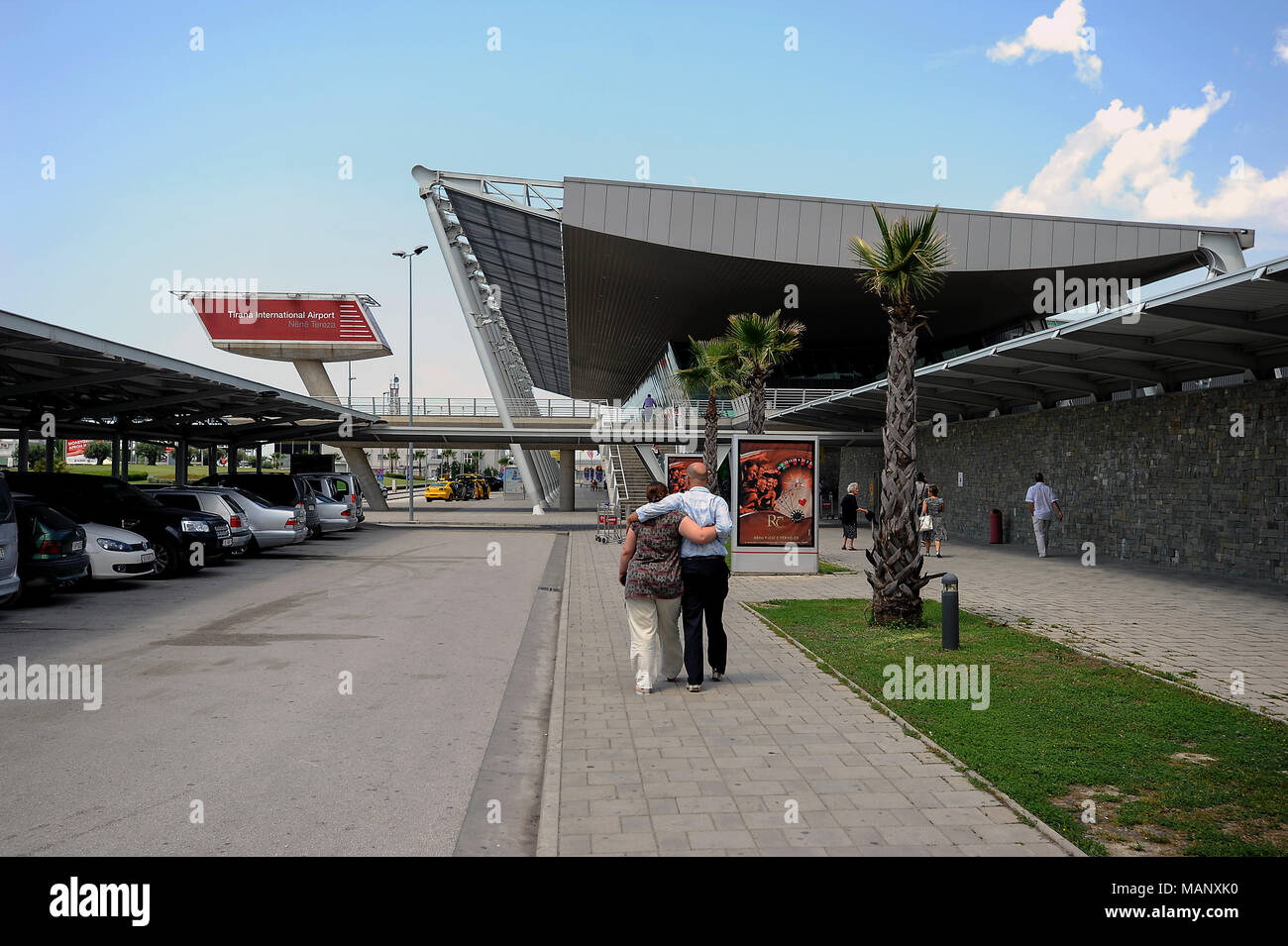 Tirana, Albanie, les gens en face de l'aéroport de Tirana Banque D'Images