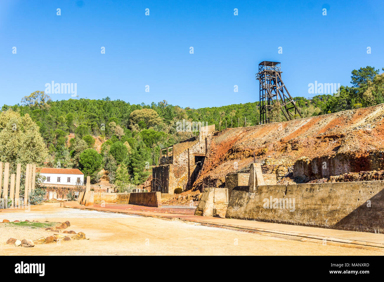 Musée de la mine avec l'arbre ancien dans Pena del Hierro, Nerva, Huelva, Espagne Banque D'Images
