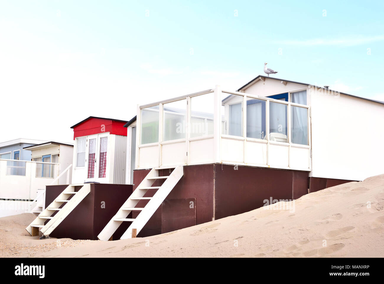 Cabines de plage peint de belles petites maisons ou sur une plage. Plage des dunes et du sable, de la vie de plage ou les vacances d'été. Banque D'Images
