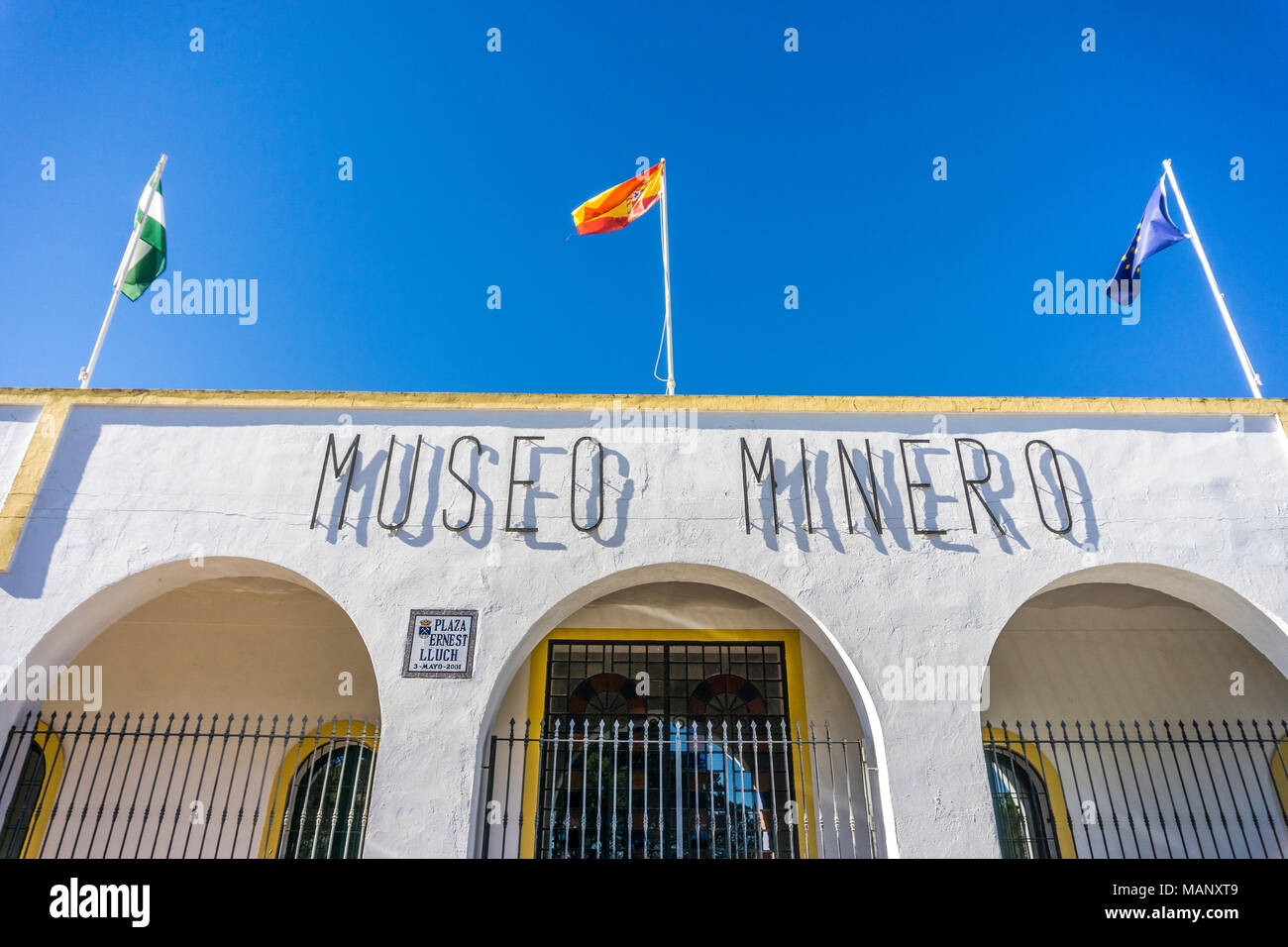 Minas de Riotinto, Espagne - 17 janvier 2018 : Mining museum building en Minas de Riotinto avec trois drapeaux au-dessus de l'inscription, l'Andalousie Banque D'Images