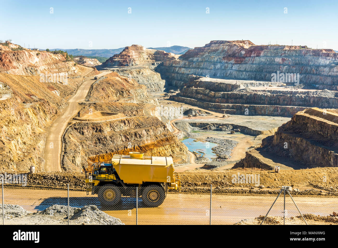 Gros véhicules de transport utilisés dans d'immenses mines à ciel ouvert et moderne dans la région de Minas de Riotinto, Andalousie, Espagne Banque D'Images