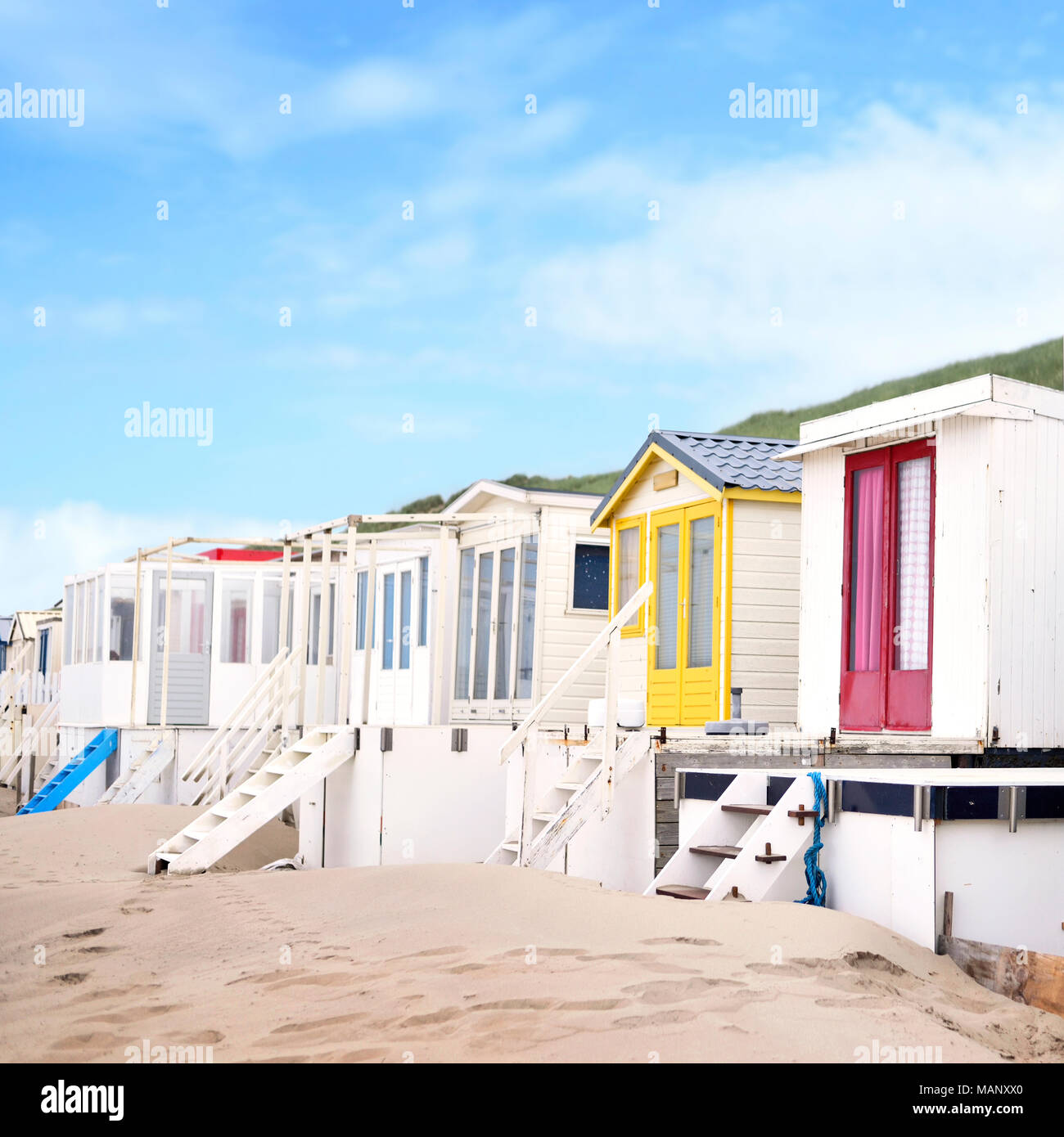 Cabines de plage peint de belles petites maisons ou sur une plage. Plage des dunes et du sable, de la vie de plage ou les vacances d'été. Banque D'Images