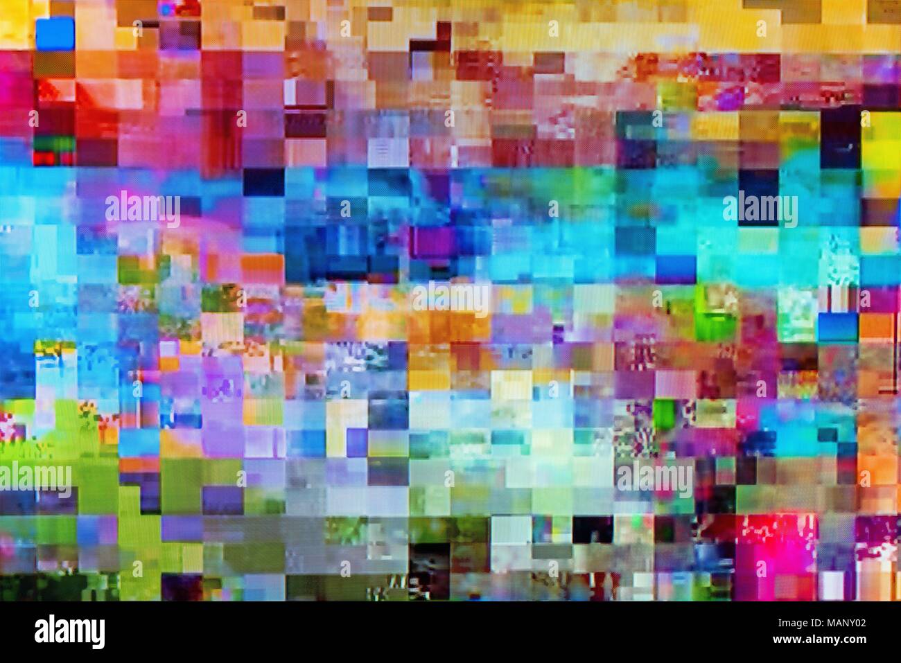 TV numérique avec écran de télévision sur glitch égaré des places, des effets statiques et le gel des problèmes lors de l'échec de diffusion Banque D'Images