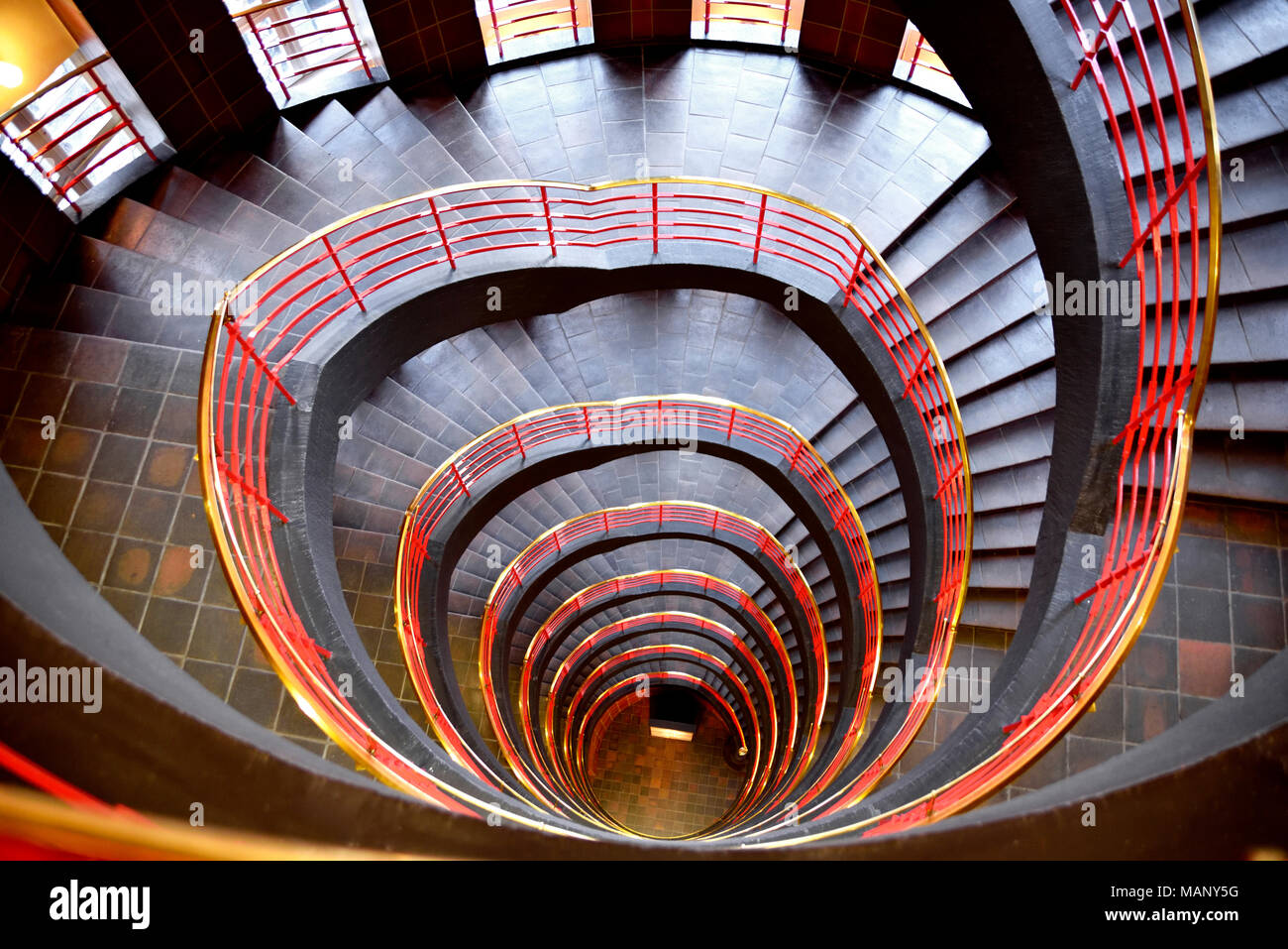 Spirale élégant escalier en spirale ou étapes à l'intérieur d'une maison ou d'un bâtiment d'entreprise. Escalier ancien. Banque D'Images