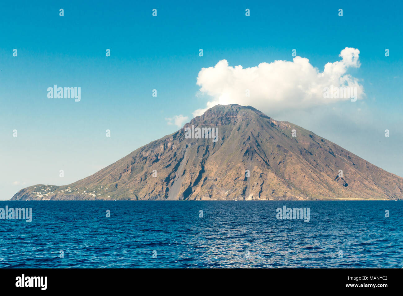 Le volcan Stromboli appartient à l'archipel des îles éoliennes. Banque D'Images