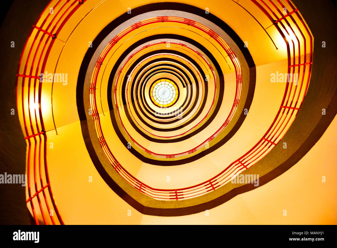 Spirale élégant escalier en spirale ou étapes à l'intérieur d'une maison ou d'un bâtiment d'entreprise. Escalier ancien. Banque D'Images
