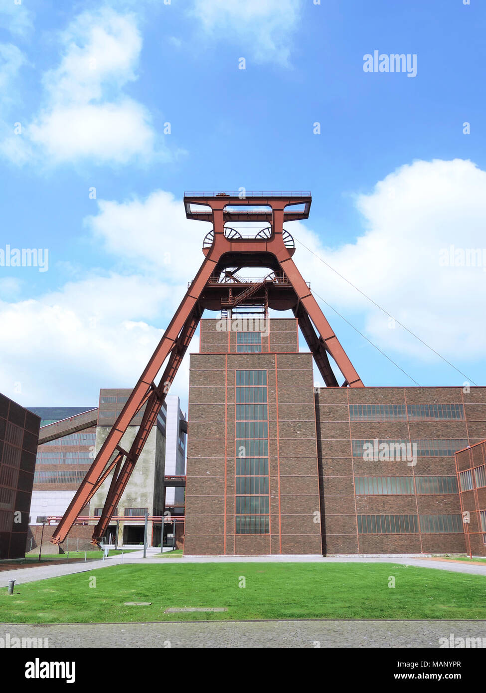 Zeche Zollverein, à Essen, du patrimoine de l'unesco de Ruhr. Célèbre place, ancienne mine de charbon et l'arbre ciel bleu. Banque D'Images