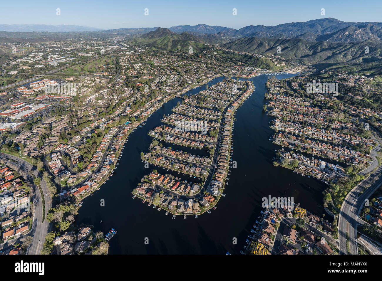 Vue aérienne de l'île de Westlake et le lac à Thousand Oaks et Westlake Village des collectivités du sud de la Californie. Banque D'Images