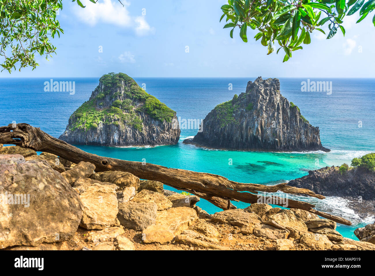 Fernando de Noronha, Brésil. Avis de Morro Dois Irmãos dos avec des gains et des plantes au premier plan. Banque D'Images