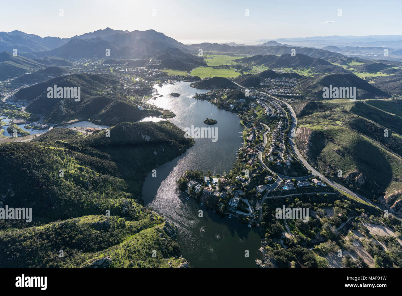 Vue aérienne du lac Sherwood, Hidden Valley et les montagnes de Santa Monica dans le comté de Ventura, en Californie. Banque D'Images