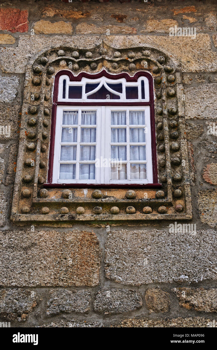 La fenêtre de style manuélin du village médiéval de Linhares da Beira. Beira Alta, Portugal Banque D'Images