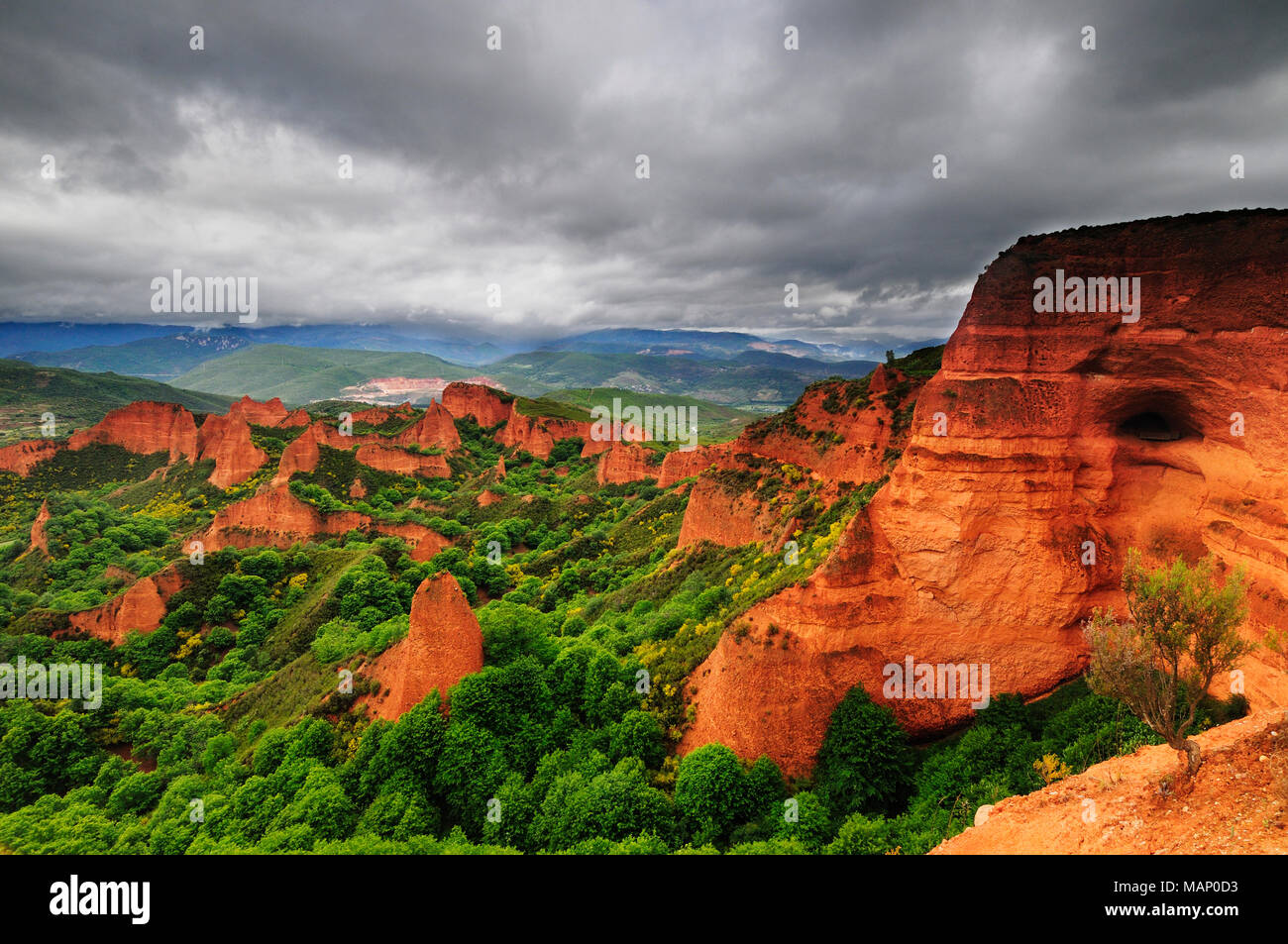 Paysage à couper le souffle de Las Médulas, une fois qu'une mine d'or romaine. Aujourd'hui site du patrimoine mondial de l'UNESCO. Castilla y León, Espagne Banque D'Images