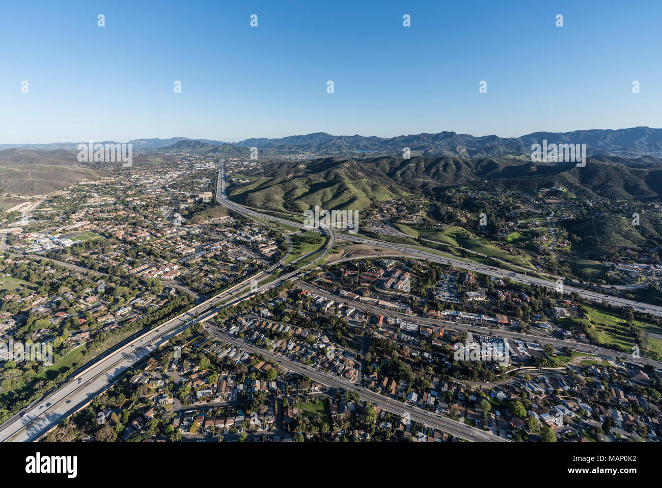 Vue aérienne de la route 101 et 23 autoroutes et Westlake Blvd dans la banlieue de Detroit, près de Los Angeles, Californie. Banque D'Images