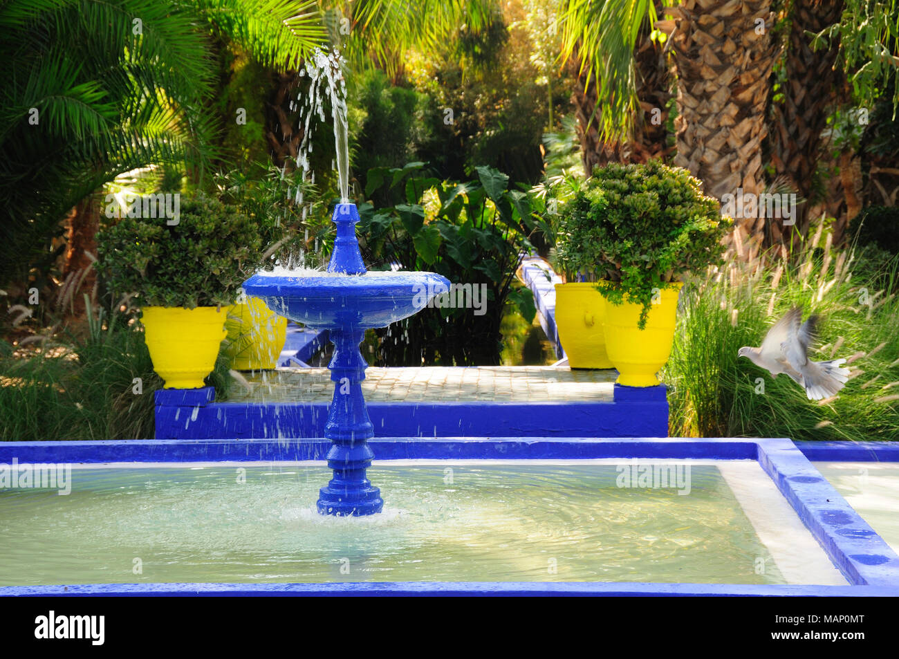 Fontaine dans les jardins Majorelle. Marrakech, Maroc Banque D'Images