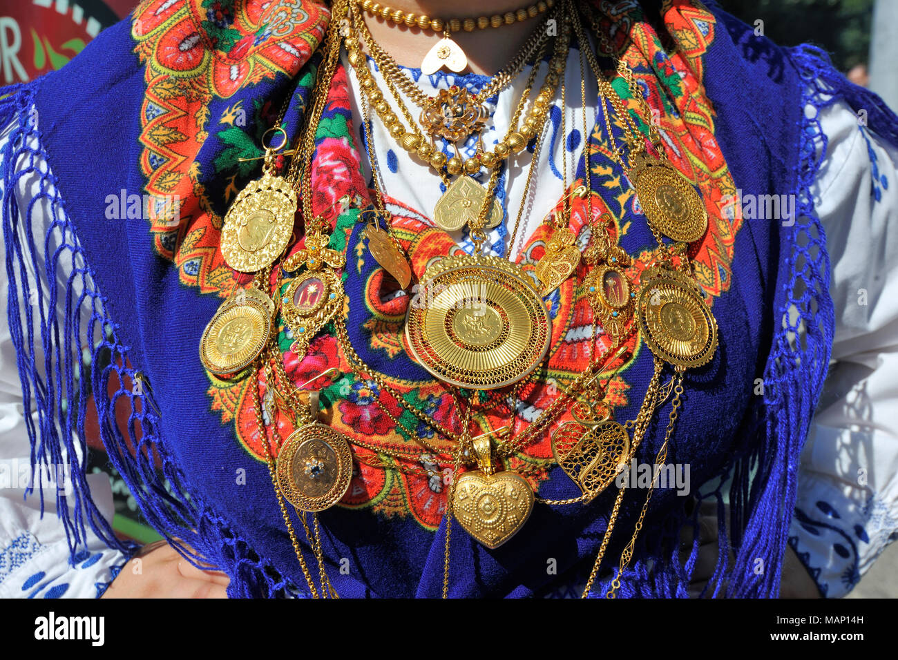 Collier en or et costume traditionnel (Lavradeira) du Minho. Notre Dame de l'agonie des festivités, la plus grande fête traditionnelle au Portugal. Viana do ar Banque D'Images